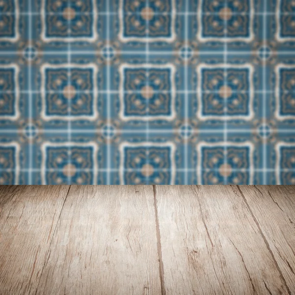 Tablero de madera y desenfoque pared de baldosas de cerámica en el fondo —  Fotos de Stock