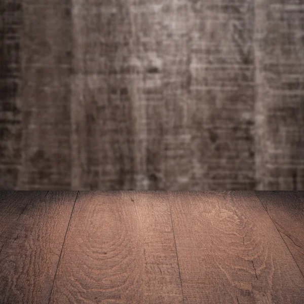 Tabela z drewnianą ścianę — Zdjęcie stockowe