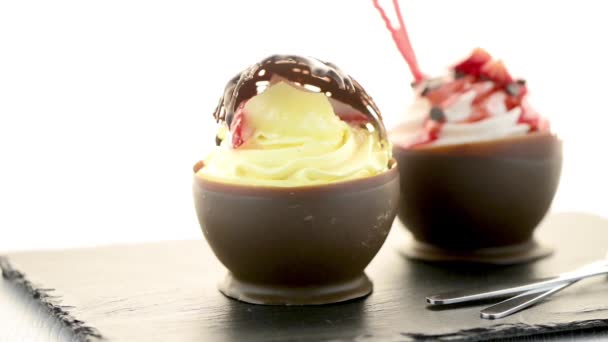 Mousse di pasticceria alla fragola e cioccolato — Video Stock