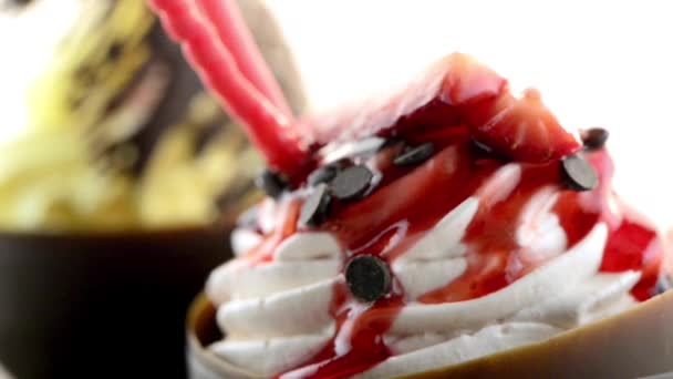 Mousse de pasta de fresa y chocolate — Vídeos de Stock