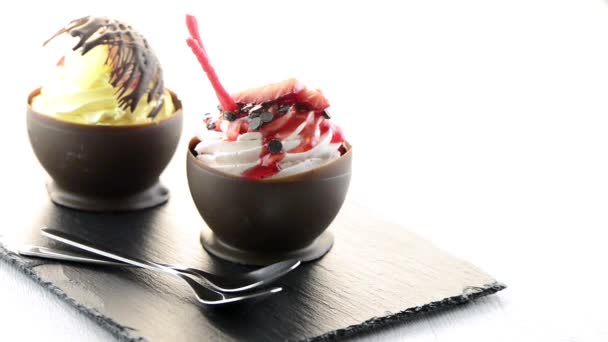 Jordgubb och choklad bakelse mousse — Stockvideo