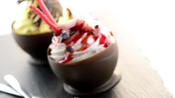 Aardbeien en Chocolade gebakje mousse — Stockvideo