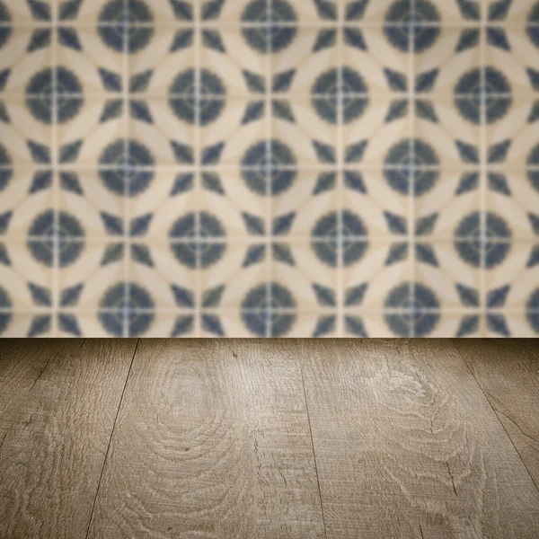 나무 테이블 상단 및 흐림 빈티지 세라믹 타일 패턴 벽 — 스톡 사진
