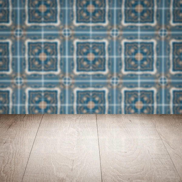 Plateau de table en bois et mur de motif de carreaux de céramique vintage flou — Photo