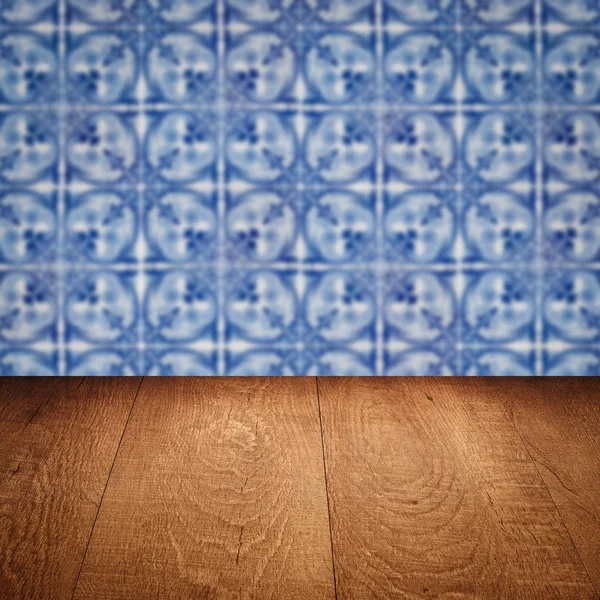 Mesa de madera superior y desenfoque de cerámica vintage patrón de la pared —  Fotos de Stock