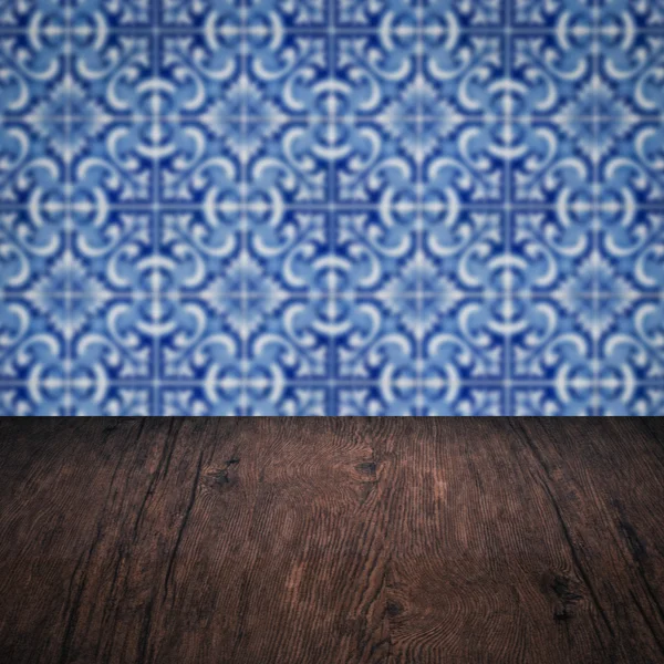 Tampo de mesa de madeira e parede padrão de telha cerâmica borrão — Fotografia de Stock