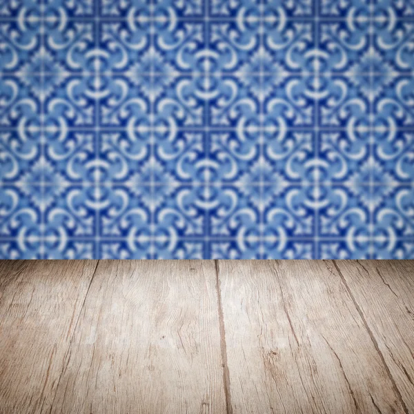 Meja kayu atas dan blur dinding ubin keramik — Stok Foto