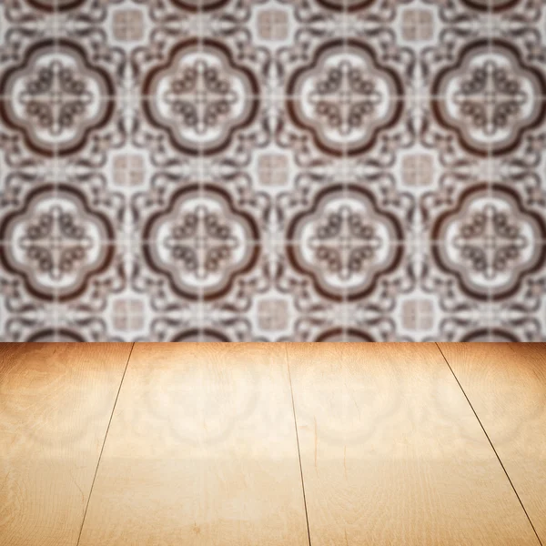 Tampo da mesa de madeira e parede cerâmica borrão — Fotografia de Stock