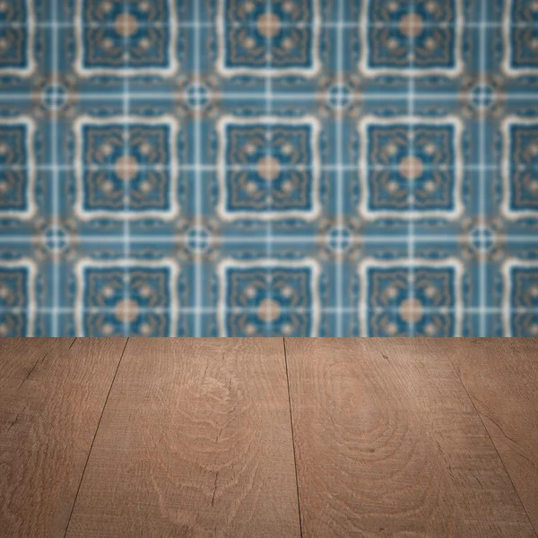 Plateau de table en bois et mur de motif de carreaux de céramique vintage flou — Photo