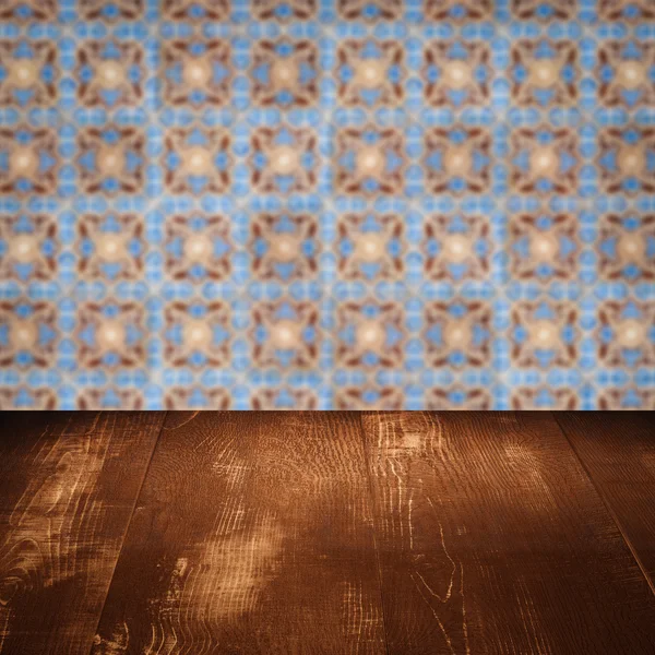 木製テーブルの上およびぼかしセラミック タイルの壁 — ストック写真