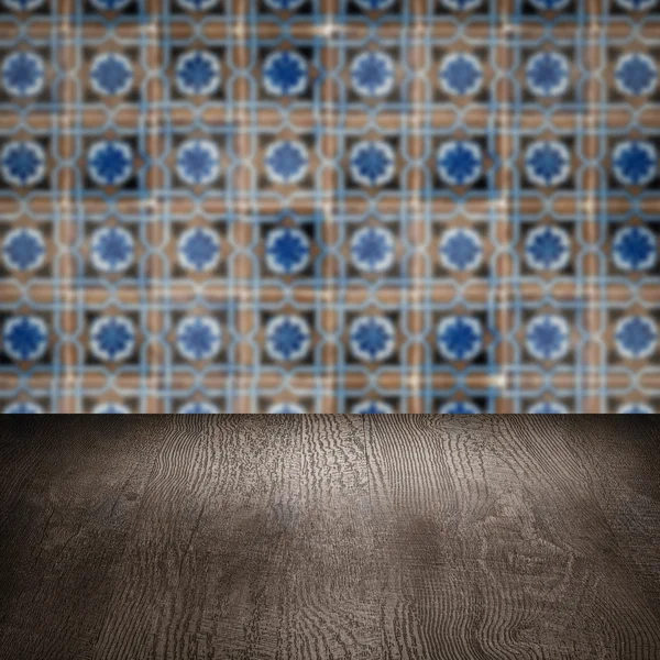 Plateau de table en bois et mur de motif de carreaux de céramique vintage flou — Photo