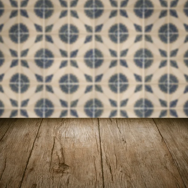 Plateau de table en bois et mur de motif de carreaux de céramique vintage flou — Photo