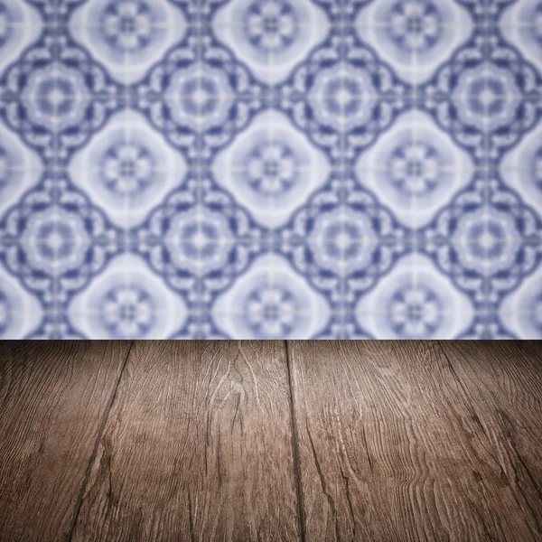 Plateau de table en bois et mur de motif de carreaux de céramique vintage flou — Photo