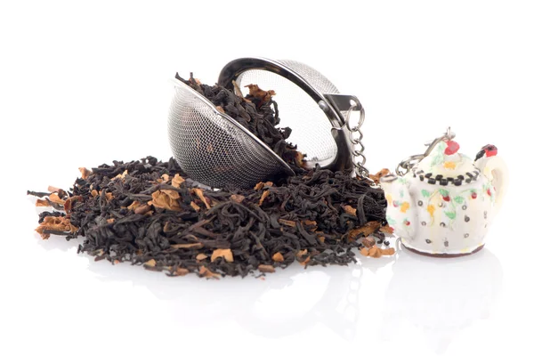 Black dry tea with petals — Stock Photo, Image