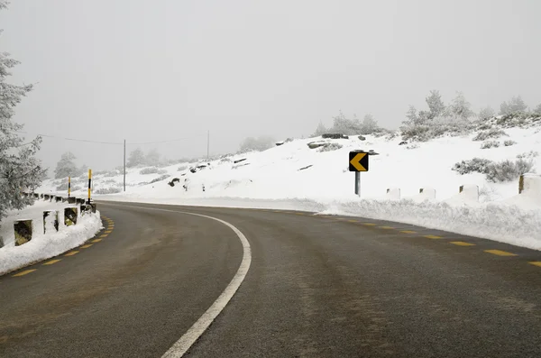 Strada innevata di montagna — Foto Stock