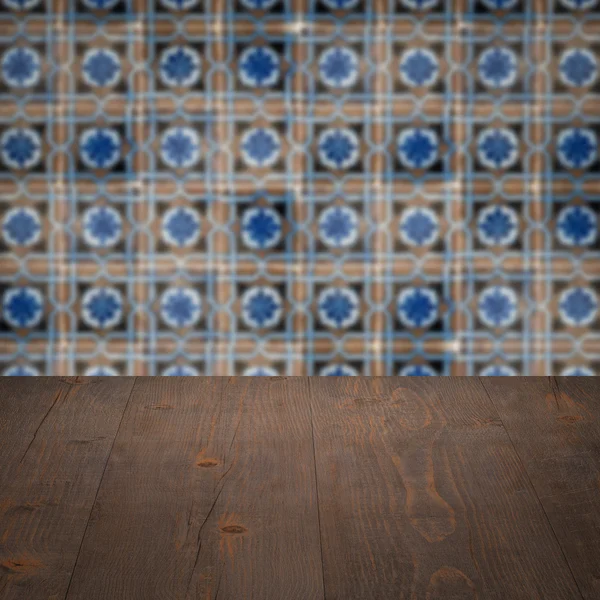 Plateau de table en bois et mur de motif de carreaux de céramique vintage flou — Photo