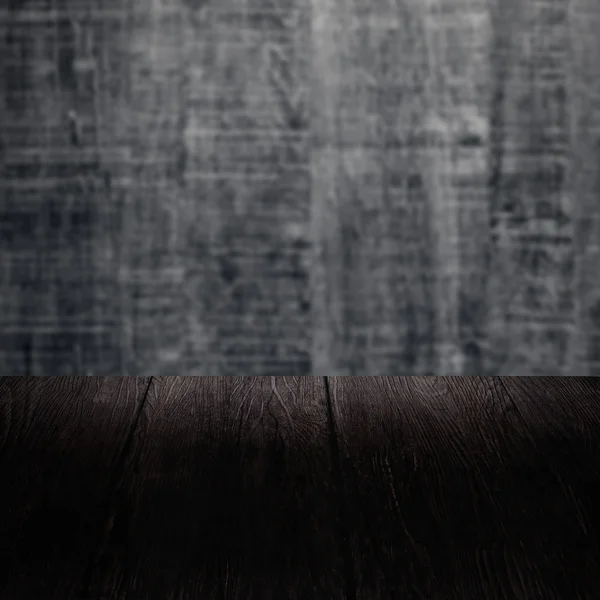 Tabela z drewnianą ścianę — Zdjęcie stockowe