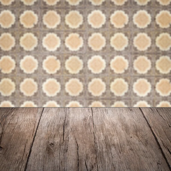 Дерев'яна стільниця і розмита керамічна плитка стіни — стокове фото