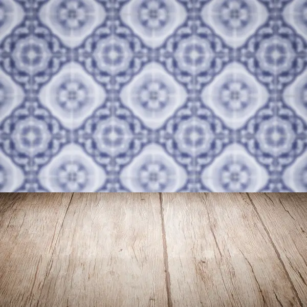Tampo da mesa de madeira e parede cerâmica borrão no fundo — Fotografia de Stock