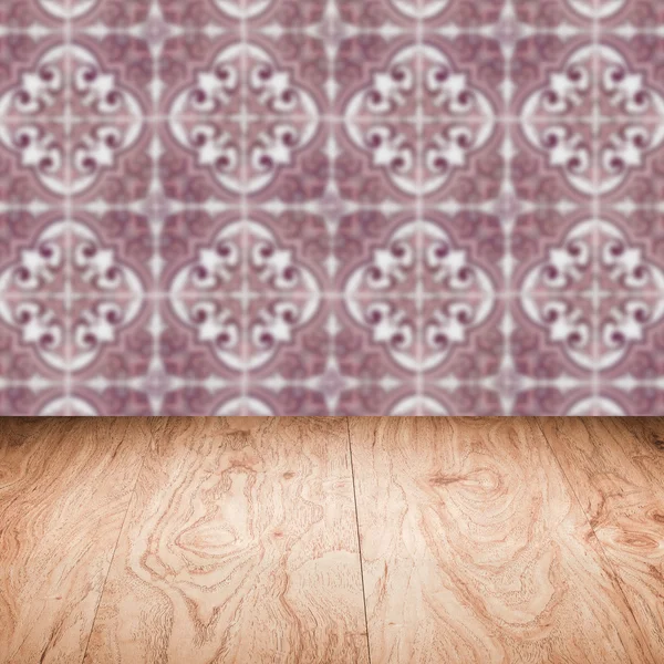 木製テーブルの上およびぼかしセラミック タイルの背景の壁 — ストック写真