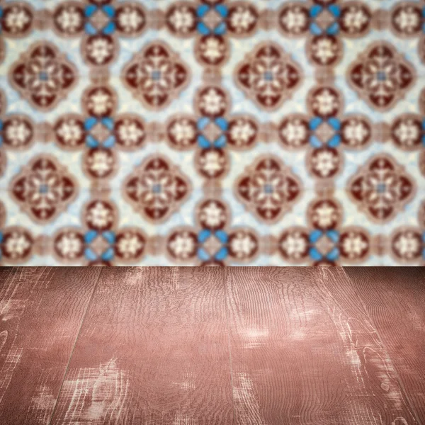 Trä bordsskiva och oskärpa keramik kakel vägg i bakgrunden — Stockfoto