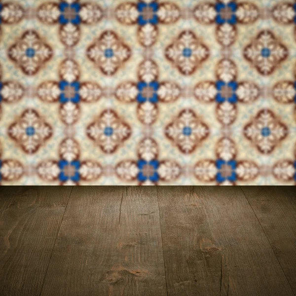 Tampo da mesa de madeira e parede cerâmica borrão no fundo — Fotografia de Stock