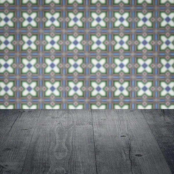 Tavolo in legno e sfocatura parete di piastrelle di ceramica in background — Foto Stock