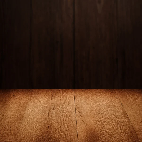 Tisch mit Holzwand — Stockfoto