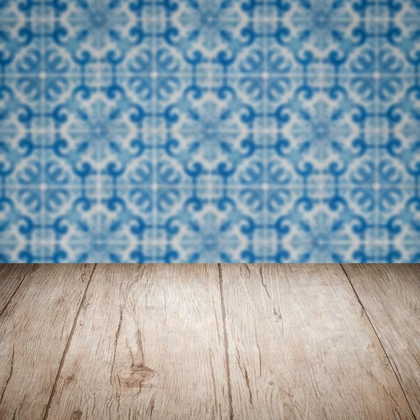 Trä table top och oskärpa Plattor keramiska vägg — Stockfoto