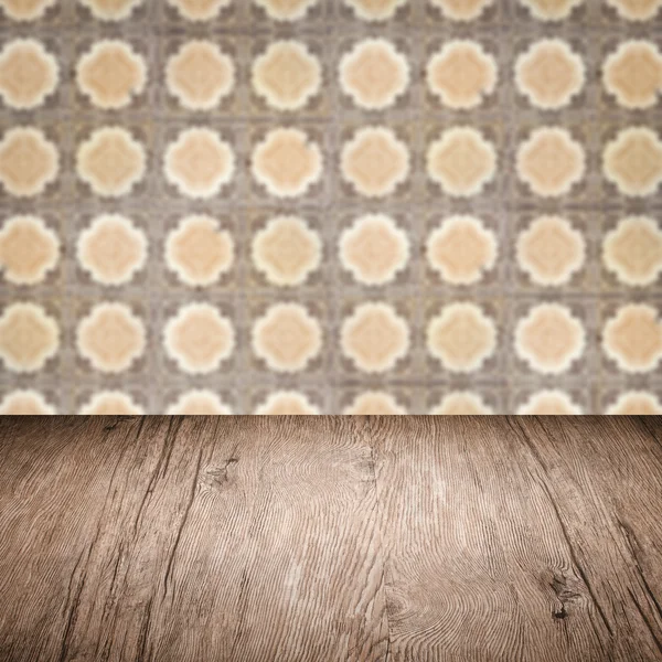 Houten tafelblad en vervagen ceramiektegel muur — Stockfoto
