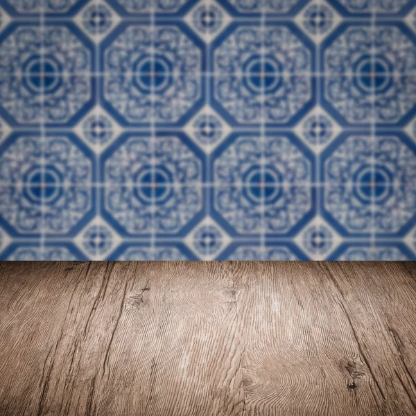 Plateau de table en bois et mur de motif de carreaux de céramique vintage flou — Photo