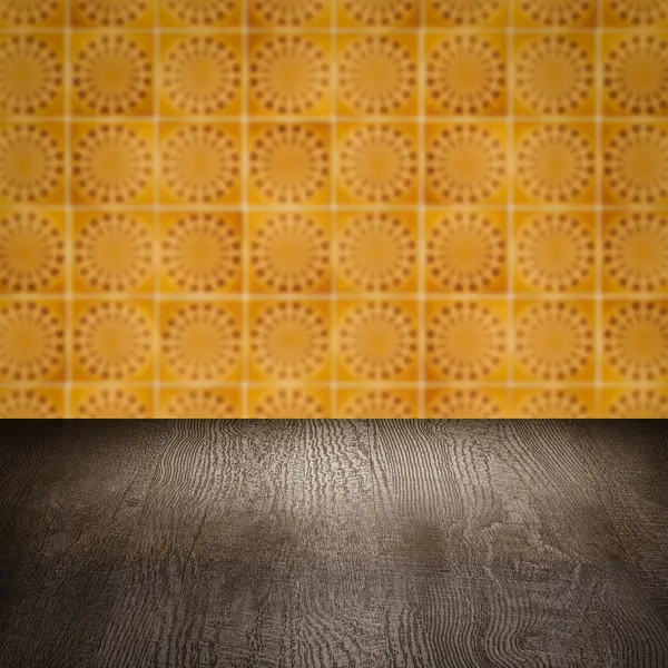 Дерев'яна стільниця і розмита керамічна плитка стіни — стокове фото