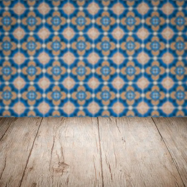 Tablero de madera y pared de baldosas de cerámica borrosa — Foto de Stock