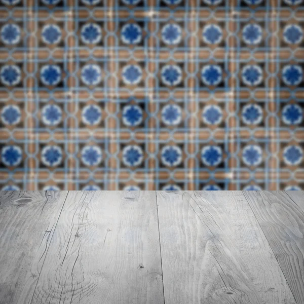 Plateau de table en bois et mur de motif de carreaux de céramique vintage flou — Photo