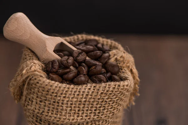 Kaffe korn i en påse — Stockfoto