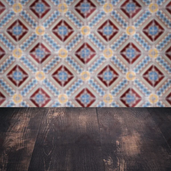 Plateau de table en bois et mur de motif de carreaux de céramique vintage flou — Photo