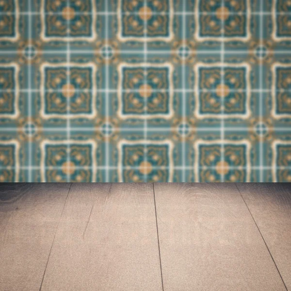 Plateau de table en bois et mur de motif de carreaux de céramique vintage flou — Photo