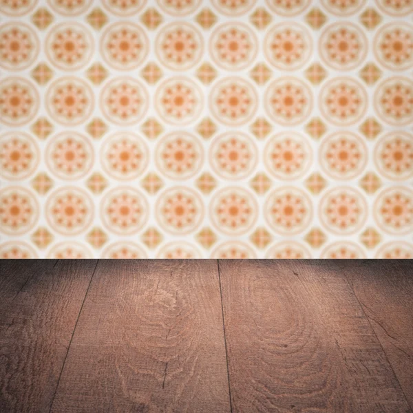 Piano in legno e sfocatura vintage parete modello piastrelle di ceramica — Foto Stock