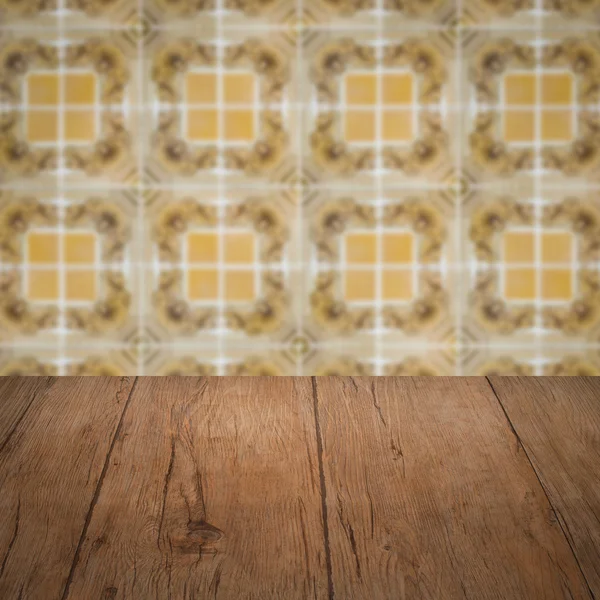 Plateau de table en bois et mur de motif de carreaux de céramique vintage flou — Photo