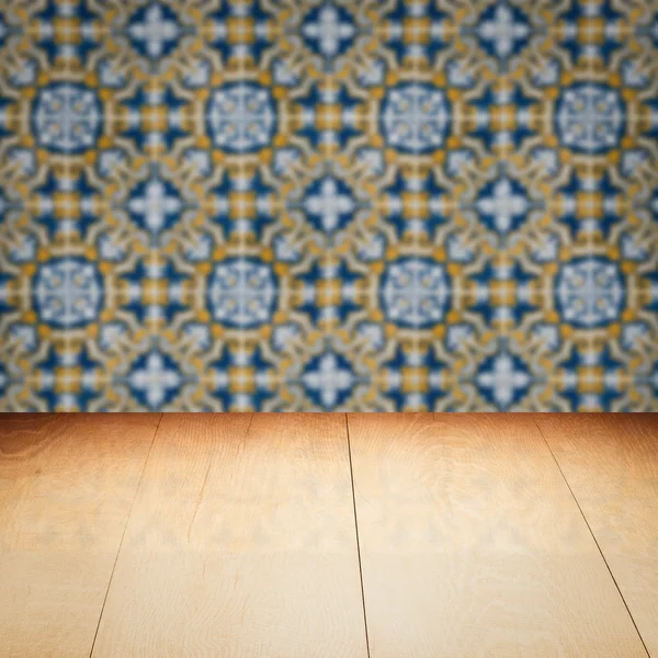 Plateau de table en bois et mur de motif de carreaux de céramique vintage flou — Photo