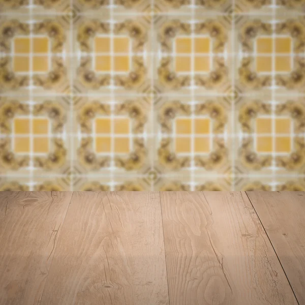 Plateau de table en bois et mur de motif de carreaux de céramique vintage flou — Photo