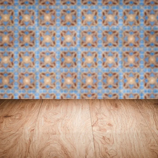 Столешница из дерева и размытая керамическая плитка — стоковое фото