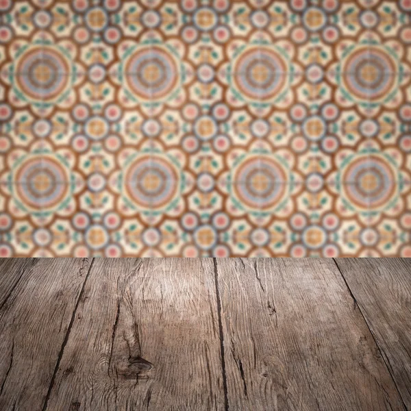 Plateau en bois et mur de carreaux de céramique flou — Photo