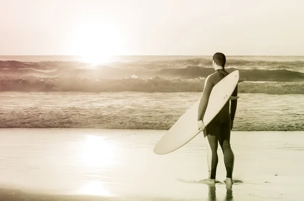 Surfista assistindo as ondas — Fotografia de Stock