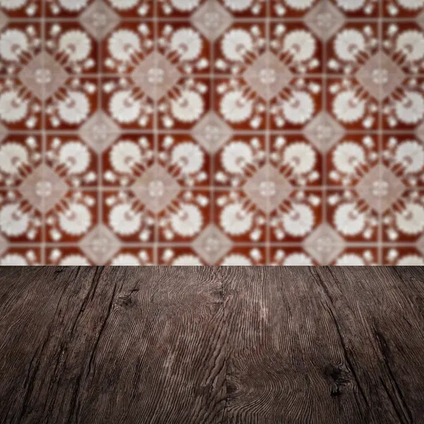 Dřevo stolu a rozmazání keramických dlaždic zeď v pozadí — Stock fotografie