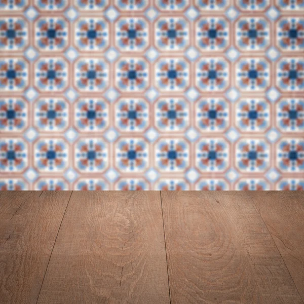 Trä bordsskiva och oskärpa keramik kakel vägg i bakgrunden — Stockfoto
