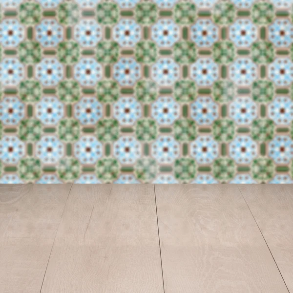 Tavolo in legno e sfocatura parete di piastrelle di ceramica in background — Foto Stock