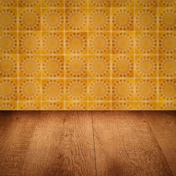 Дерев'яна стільниця та розмита керамічна плитка на фоні — стокове фото