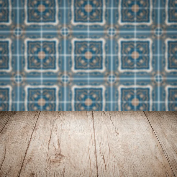 Plateau de table en bois et mur de carreaux de céramique flou en arrière-plan — Photo