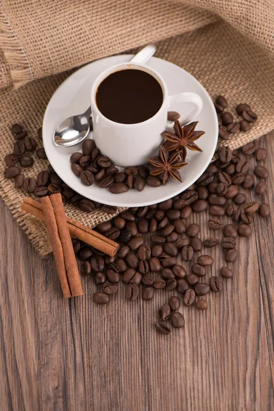 Koffiekopje met jute zak — Stockfoto